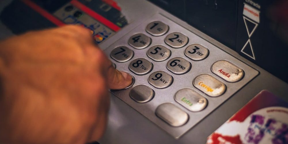 Pourquoi éviter d&rsquo;imprimer les reçus des distributeurs automatiques : impact écologique et sécurité numérique