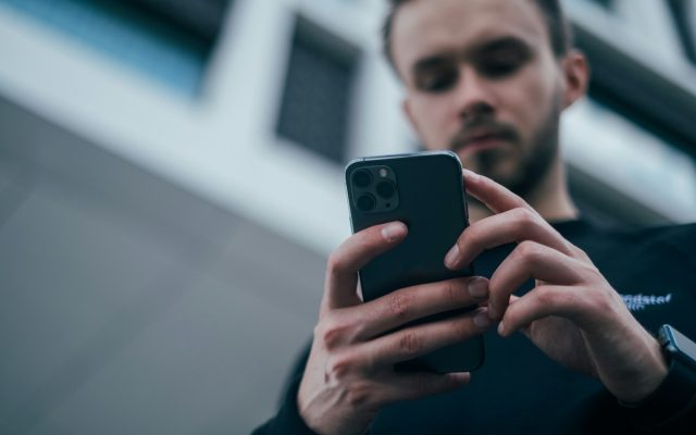 Licenciement pour SMS racistes : comment un agent de sécurité a échappé à la sanction judiciaire