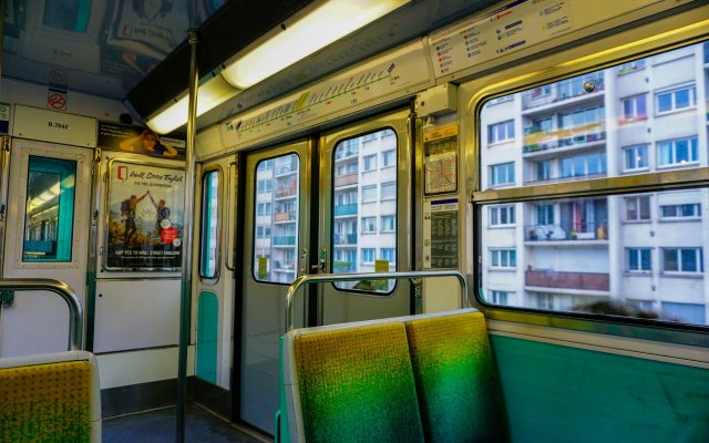 Paiement par carte bancaire dans le métro parisien : une nouvelle option pour les touristes attendue en 2027
